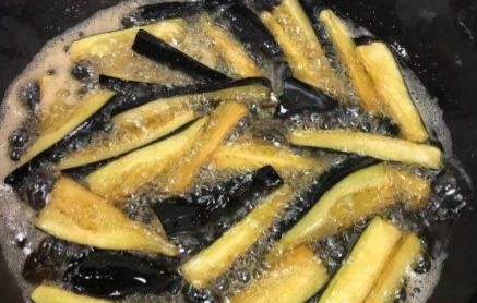 豆角烧茄子、很多人一开始就做错了,难怪做不出这道菜的特色