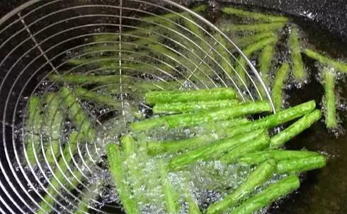 豆角烧茄子、很多人一开始就做错了,难怪做不出这道菜的特色
