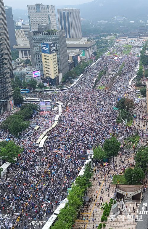 8月15日,数万人参加首尔集会,193人已确诊。(东亚日报)