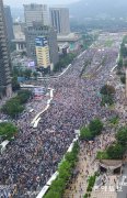 韩国数万民众8月15日集会，已有近300人