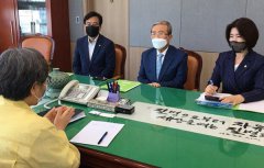 韩国一女议员戴薄纱“透明”口罩开会