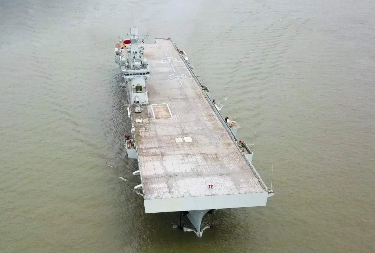 美媒：中国解放军“学习”美军，把民船改成直升机母舰