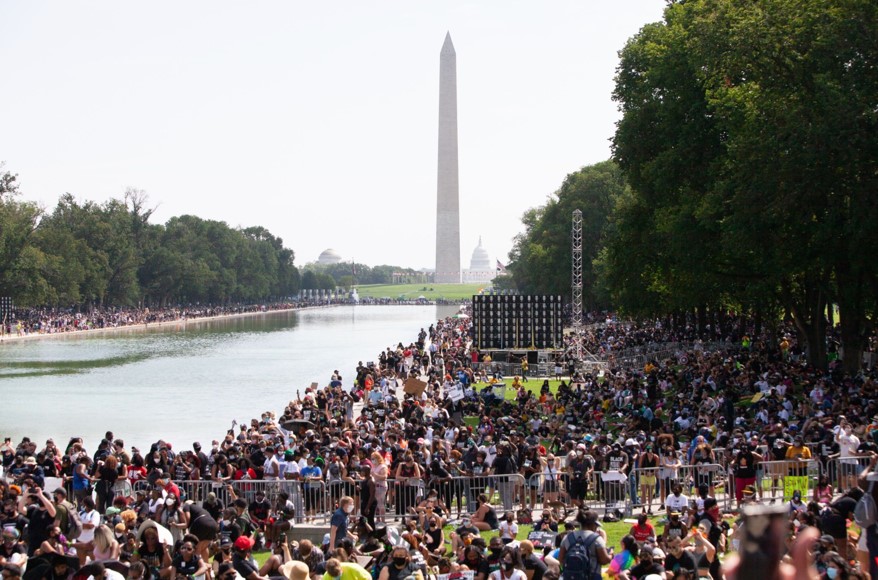 据媒体报道，大约五万人参加了当天的华盛顿大游行（图片来源：《华尔街日报》）