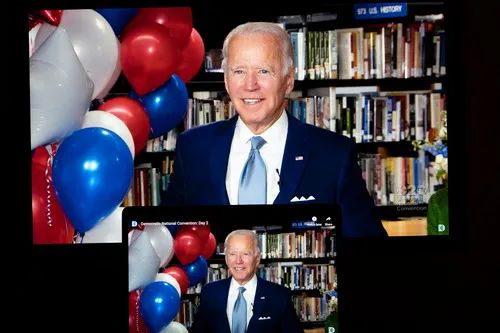 这张8月18日拍摄的直播视频画面显示，乔·拜登被提名为2020年美国民主党总统候选人后庆祝。新华社记者 刘杰 摄