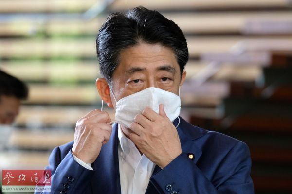 资料图片：安倍8月24日从医院返回首相官邸时准备对记者发表讲话。（法新社）