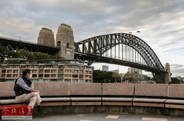 ▲资料图片：2020年6月1日，在澳大利亚悉尼，一名市民坐在海港大桥旁。（新华社）