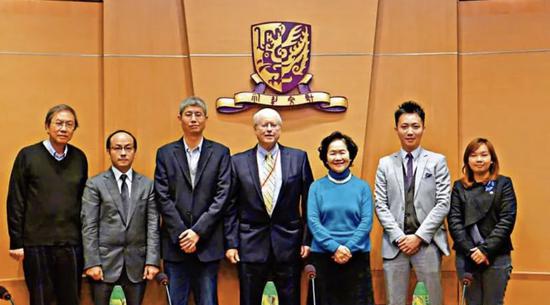 违法“占中”暴发前夕,乱港头目陈方安生(右三)、港大法律学院副院长杨艾文(左二)、时任港美中心行政总监侯儒楷(中)等,在港中大举行活动 图源:大公网