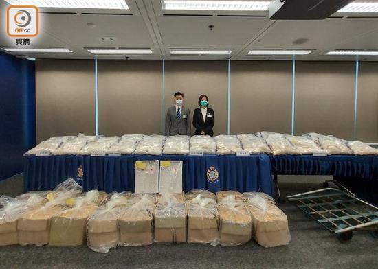  警方毒品调查科叶秀兰女总督察（右）及邹旺忠警司交代案情。（图源：香港“东网”）