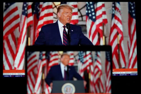 这张8月27日拍摄的视频画面显示，美国总统特朗普在白宫南草坪发表演讲接受共和党总统候选人提名。（新华社）