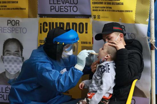 8月26日，在墨西哥首都墨西哥城，医务人员为一名儿童做新冠病毒检测采样。新华社发（伊斯雷尔·罗萨斯摄）