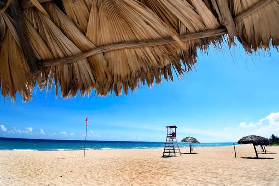 8月10日，古巴首都哈瓦那的一处海滩空无一人。新华社发（华金·埃尔南德斯 摄）
