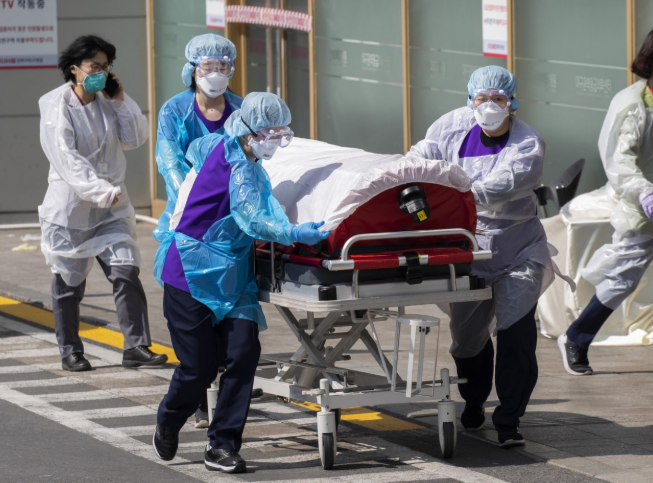 新冠病毒卷土重来之际,韩国却起了内讧,13万名医生罢工3天