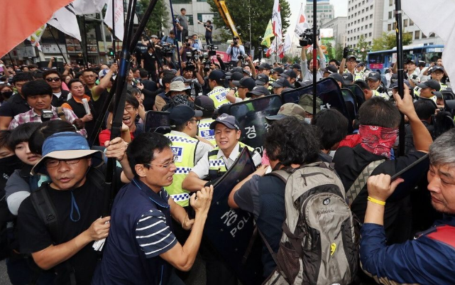 新冠病毒卷土重来之际,韩国却起了内讧,13万名医生罢工3天