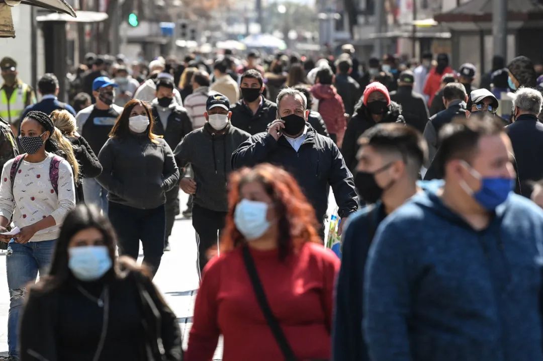 ▲8月25日，戴口罩的行人走在智利首都圣地亚哥街头。新华社发（豪尔赫·比列加斯 摄）