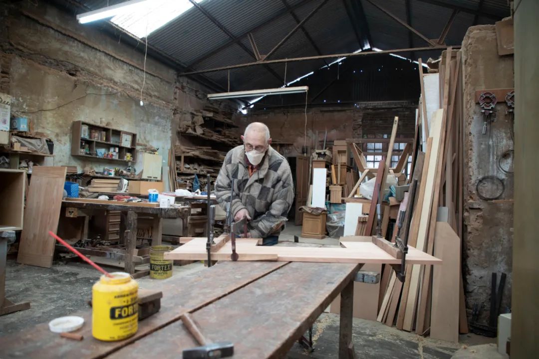 ▲资料图片：7月17日，一名木匠戴着口罩在阿根廷布宜诺斯艾利斯工作。新华社发（马丁·萨巴拉 摄）