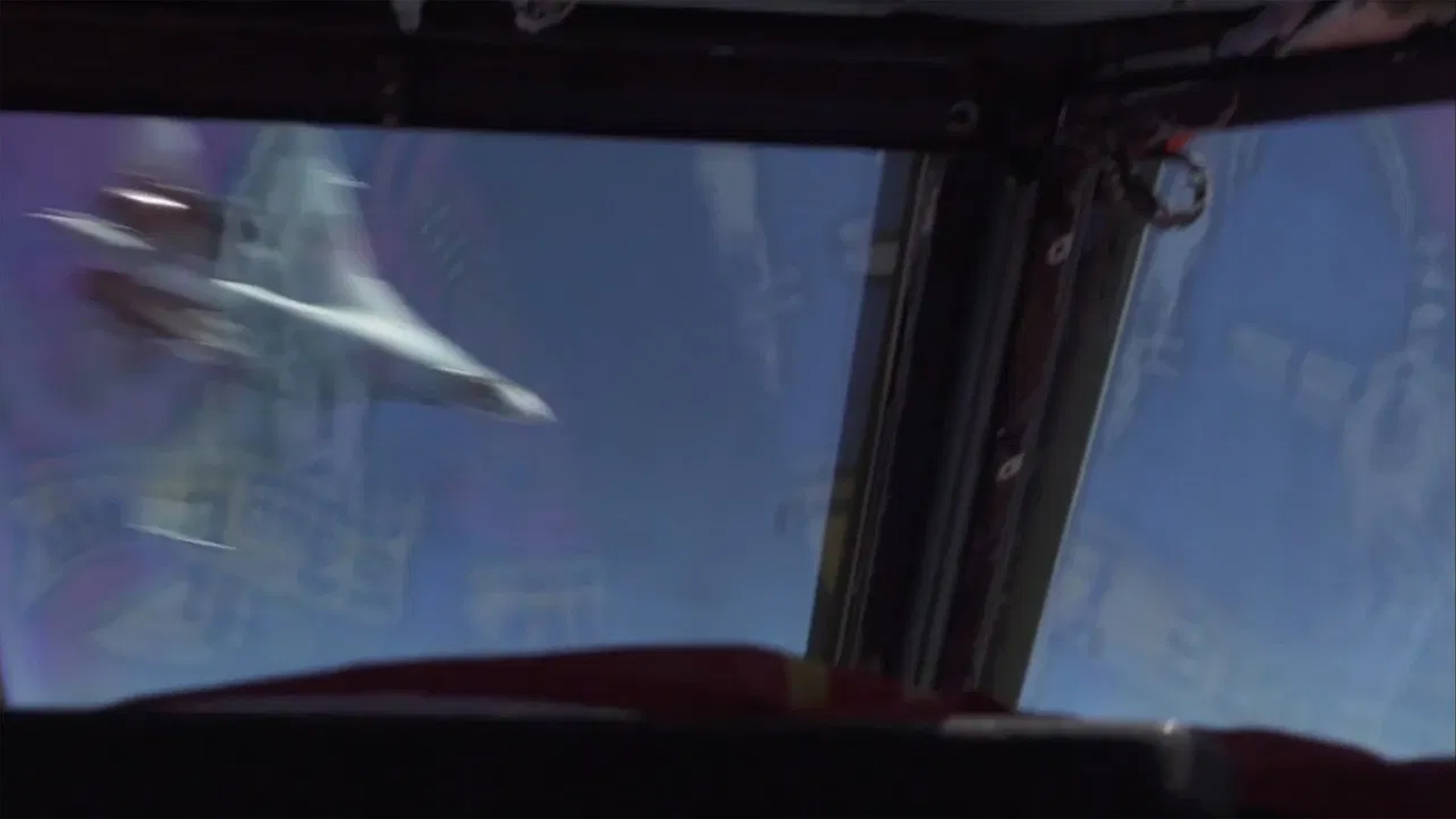 俄罗斯飞行员艺高人胆大：故意擦过美军战机飞越，距离不足1米