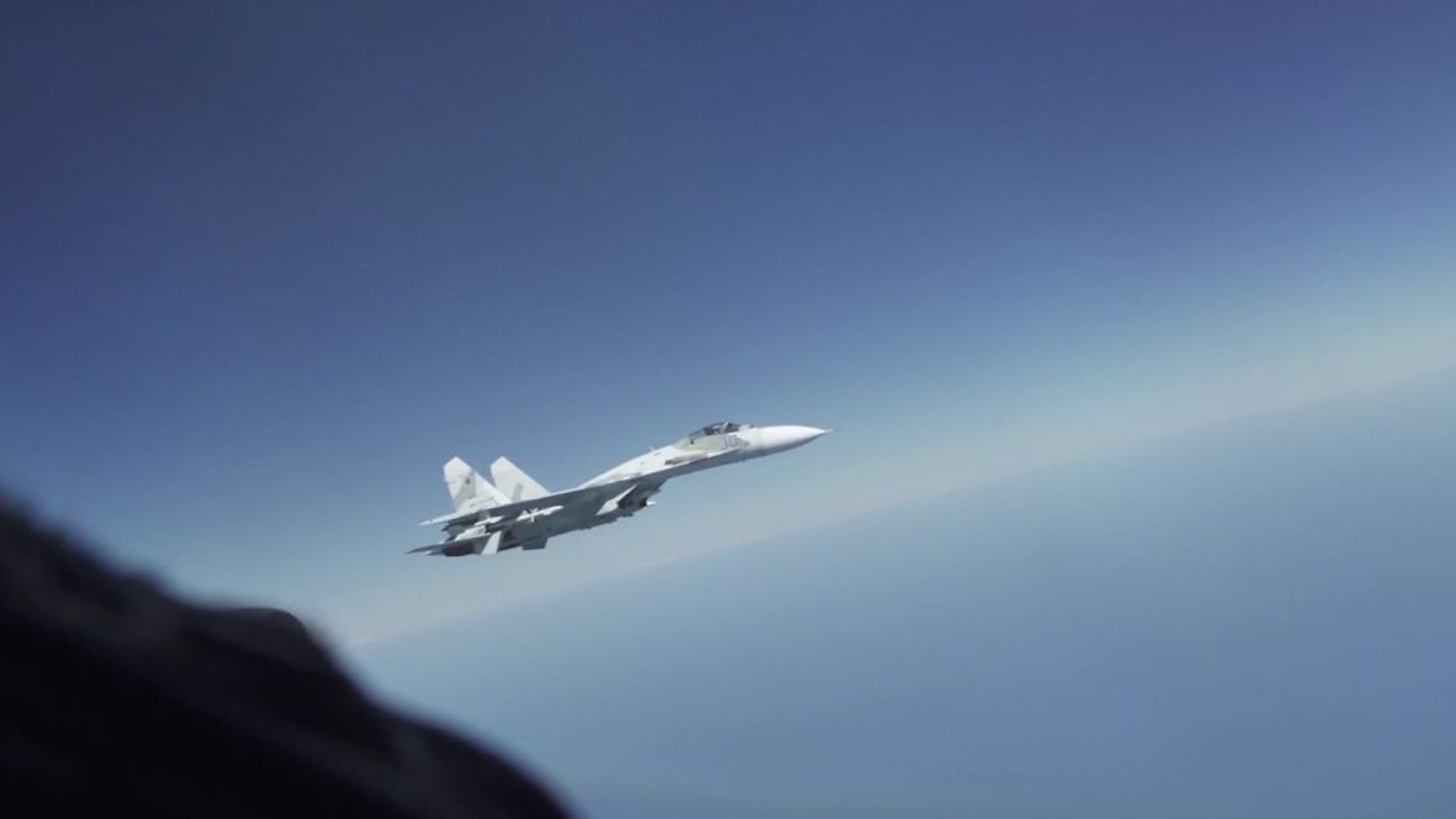 俄罗斯飞行员艺高人胆大：故意擦过美军战机飞越，距离不足1米