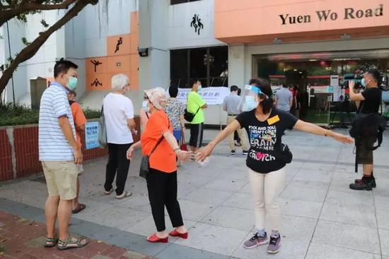 市民9月1日上午在沙田体育馆等候检测,其间保持社交距离 图 | 大公文汇全媒体
