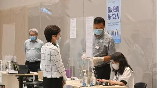 林郑月娥接受检测 图 | 央视新闻客户端