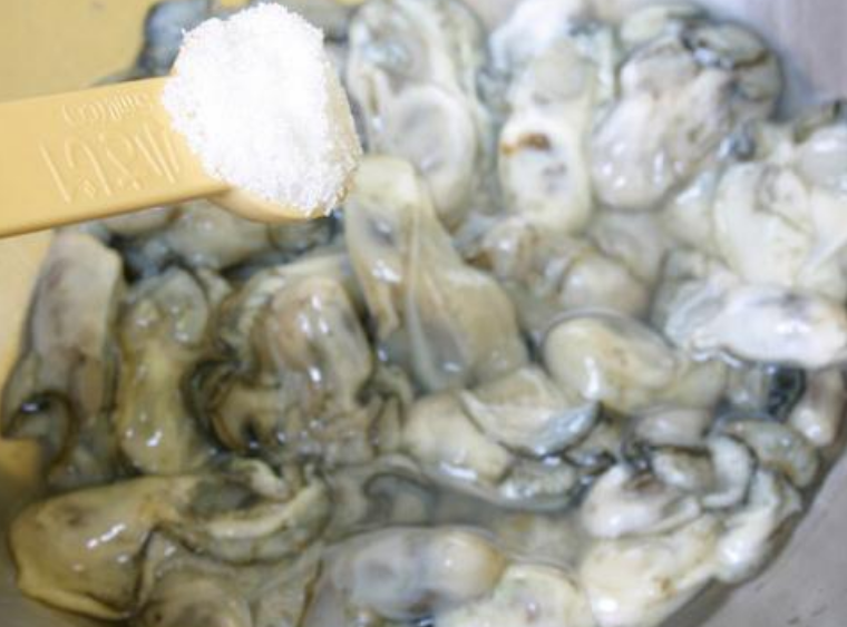 洗花甲和生蚝肉,大厨:放面粉只对了一半,加点它脏物自动跑出来
