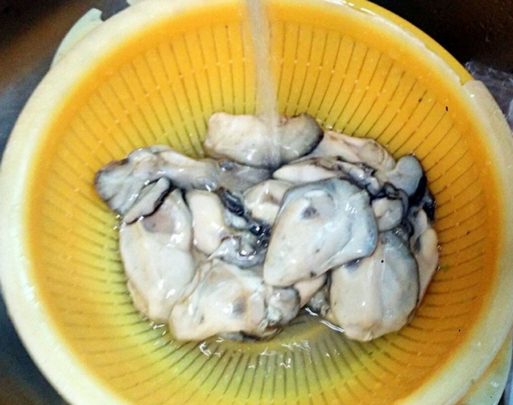 洗花甲和生蚝肉,大厨:放面粉只对了一半,加点它脏物自动跑出来