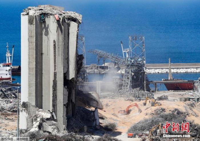 当地时间2020年8月16日，黎巴嫩首都贝鲁特，挖掘机在贝鲁特港口的爆炸现场进行拆除工作。