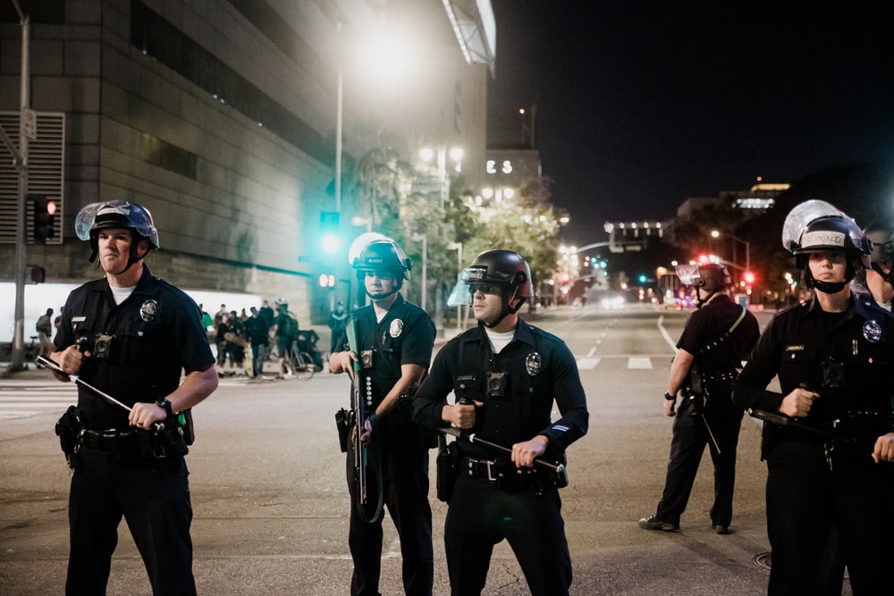 美国威斯康星州反警示威活动发酵,引发连锁枪击事件,种族议题冲击大选