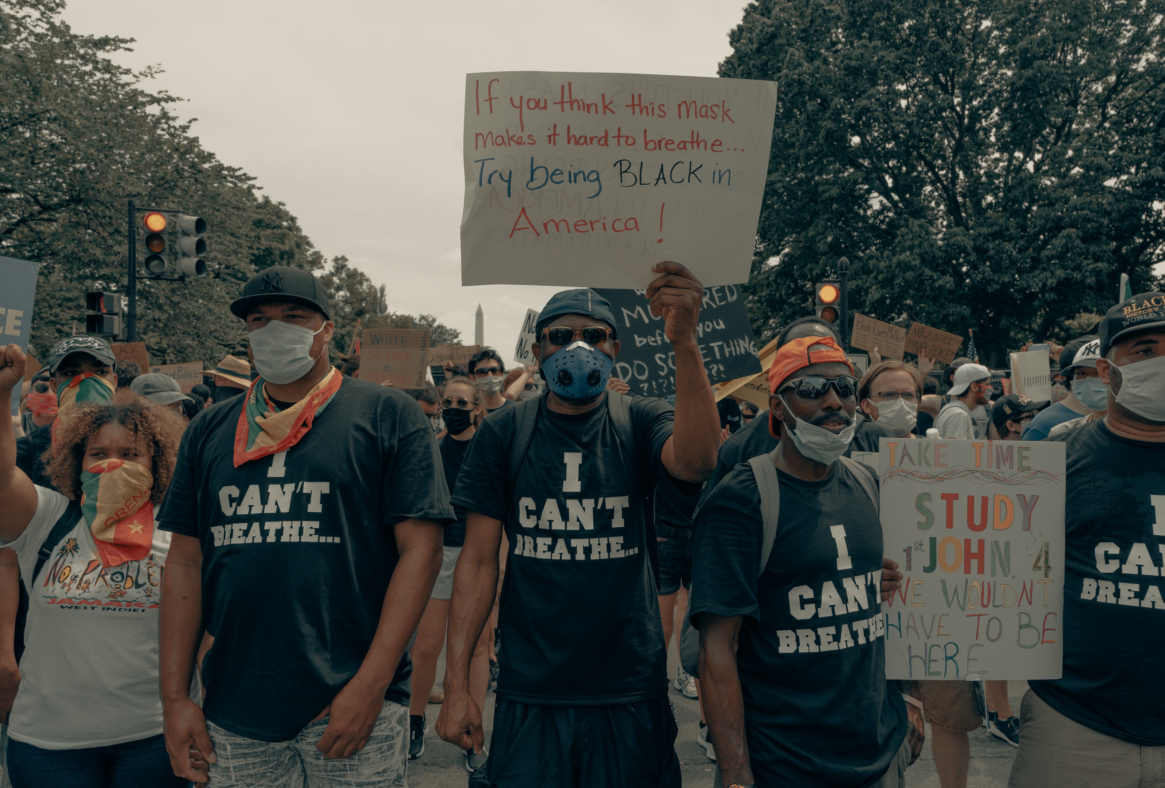 美国威斯康星州反警示威活动发酵，引发连锁枪击事件，种族议题冲击大选
