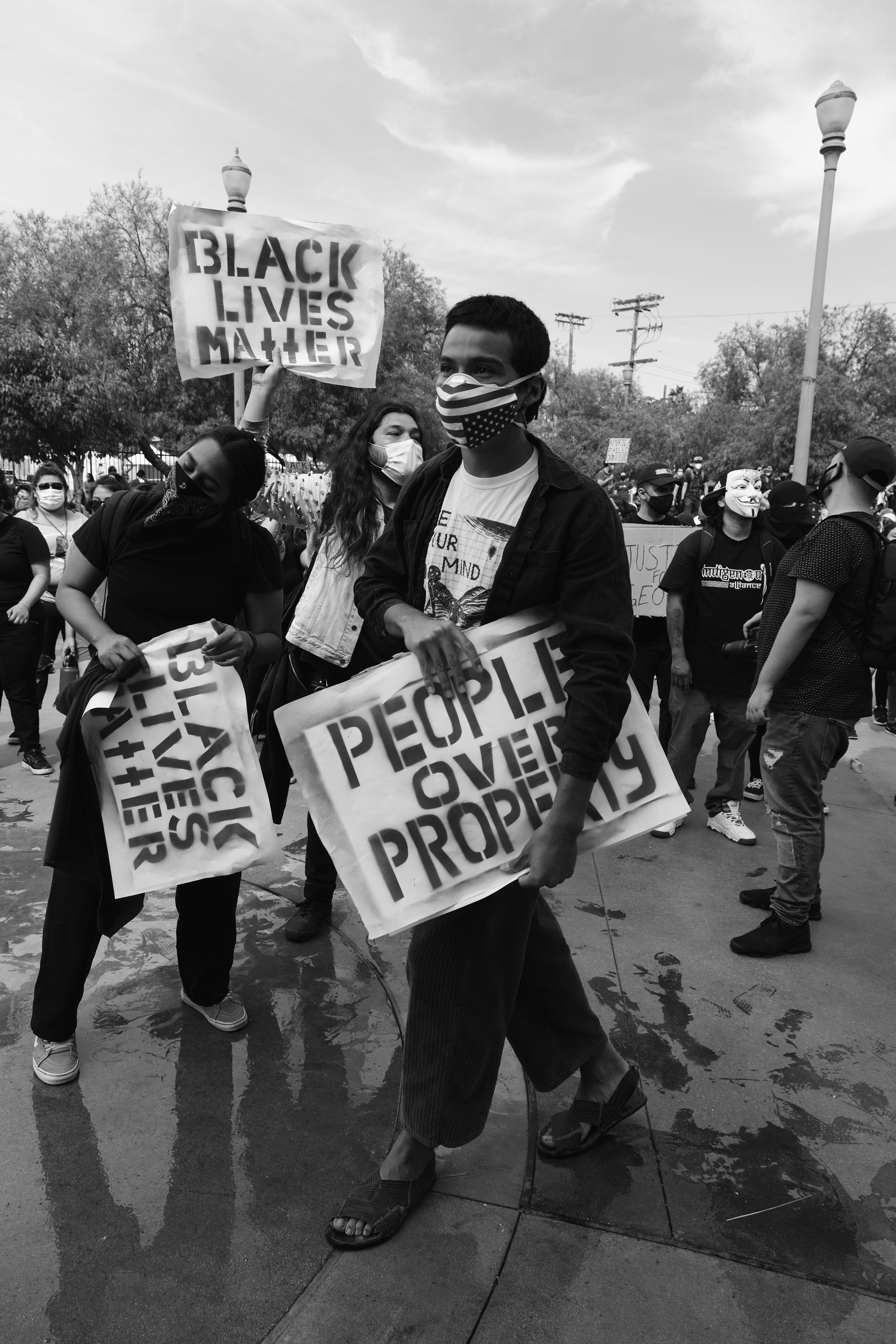 美国威斯康星州反警示威活动发酵，引发连锁枪击事件，种族议题冲击大选