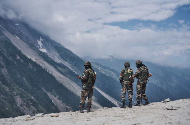 印媒宣称印军已占据关键高地，中国军队在印度士兵射程内