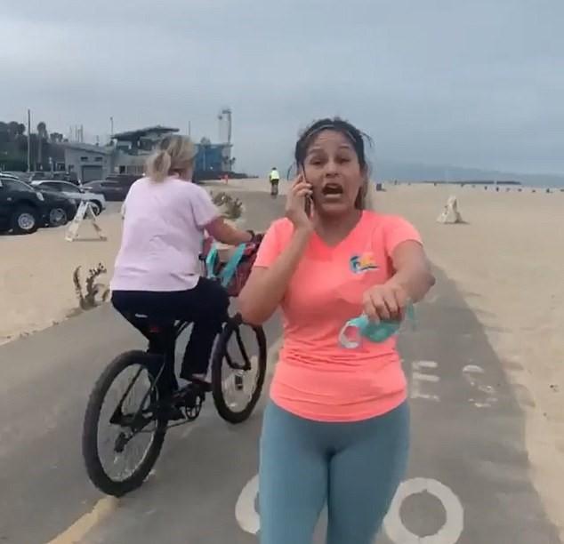黑人是病毒？墨西哥女子在洛杉矶海滩辱骂3名非裔：滚回非洲去