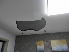 吓人！家里天花板水泥块掉落！