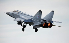 俄罗斯战机在巴伦支海上空伴飞拦截北