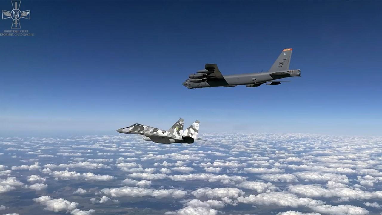 黑海上空打群架?俄军8架苏霍伊战机,拦截3架美军B52轰炸机