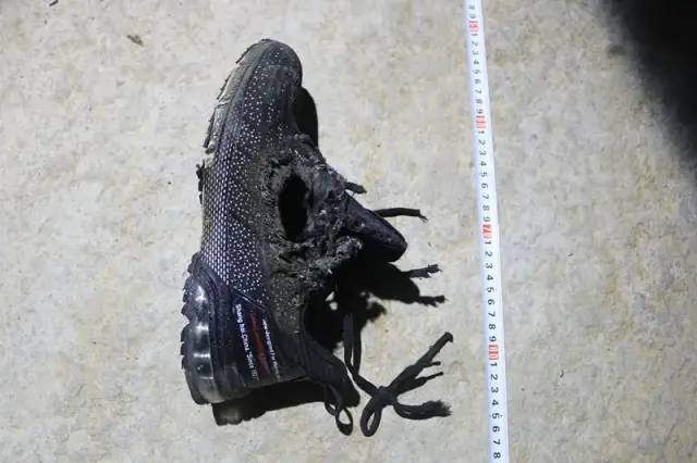 这双不像样的鞋子,见证了歹徒的凶残