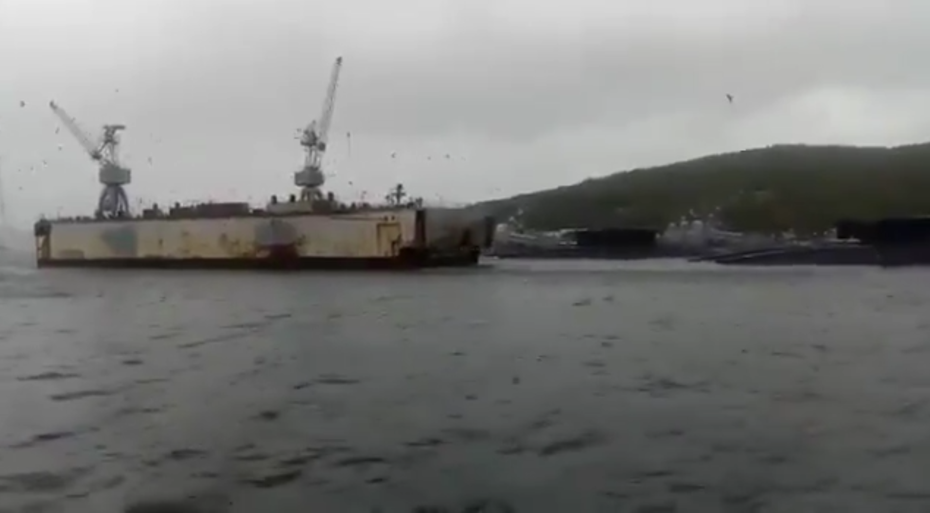  俄罗斯船厂里的浮船坞被台风吹跑
