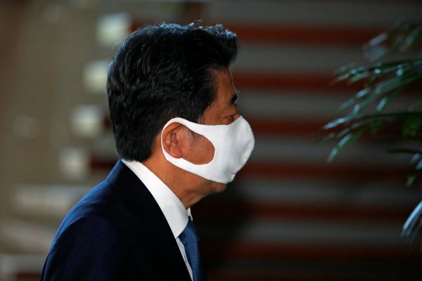  8月28日，日本首相安倍晋三抵达位于日本东京的首相官邸。 （新华社）