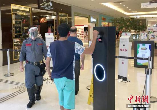 巴西圣保罗一家购物中心在入口处设置了自动测温仪器。中新社记者 莫成雄 摄