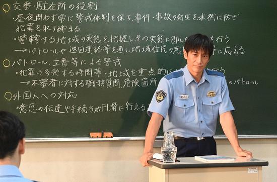 伊势谷友介在《未满警察》中饰演警察学校的教官。