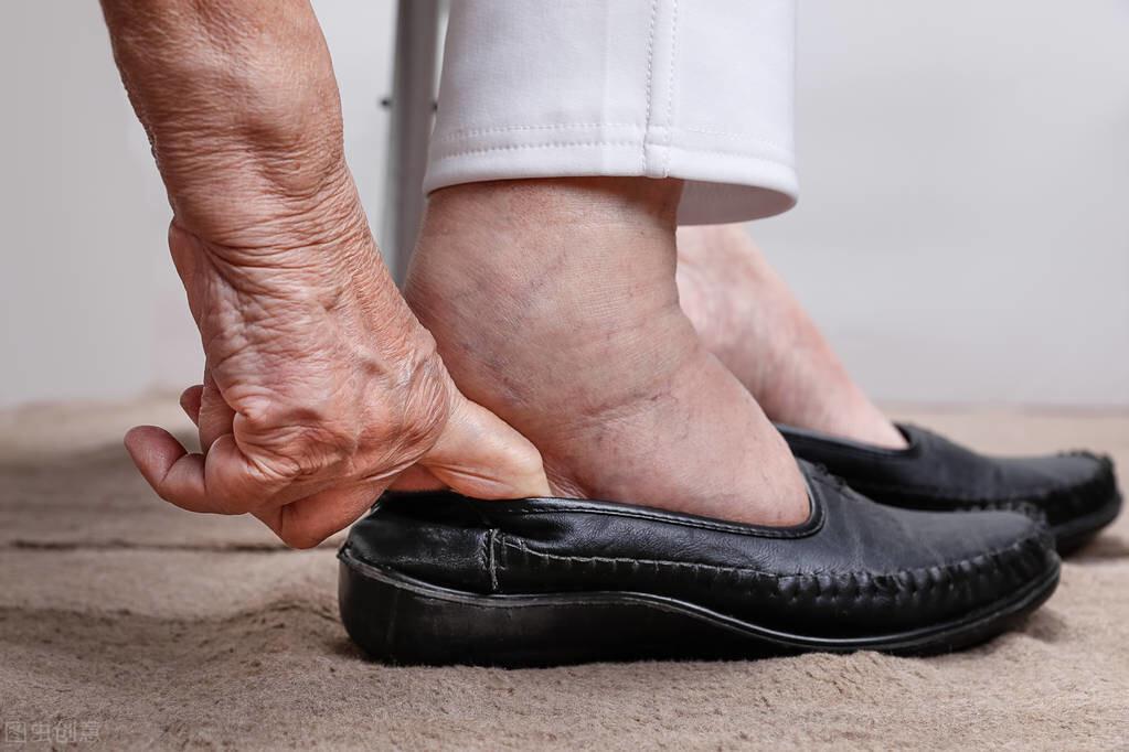 人老脚先衰，老年人穿鞋切记不可求"软"，以免损伤关节