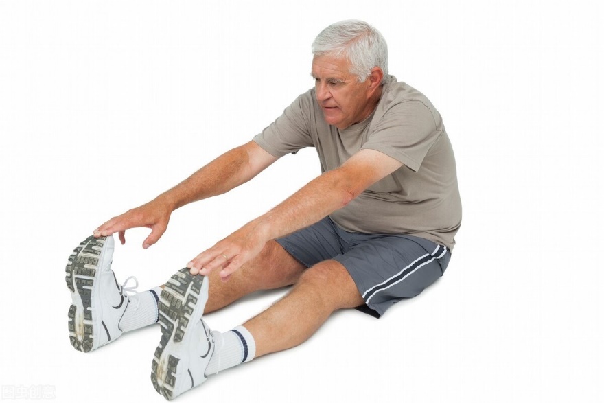 人老脚先衰，老年人穿鞋切记不可求"软"，以免损伤关节