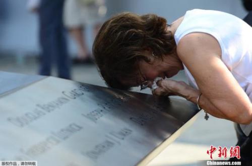 资料图：美国纽约，民众在“9·11”纪念广场悼念死难者。