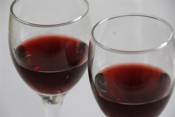 为什么有人一喝完酒就想睡觉,有人则会变得兴奋?