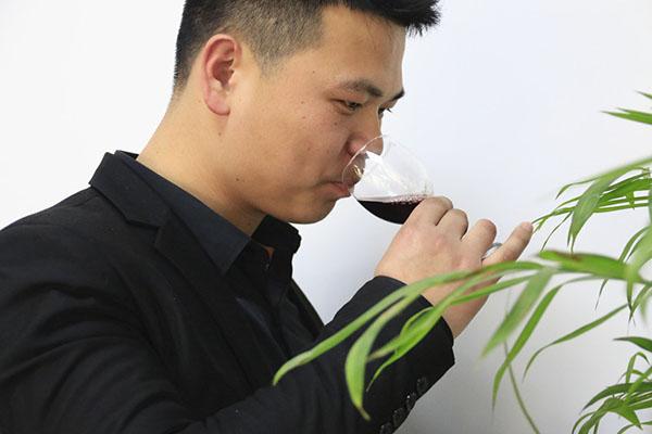 为什么有人一喝完酒就想睡觉,有人则会变得兴奋?