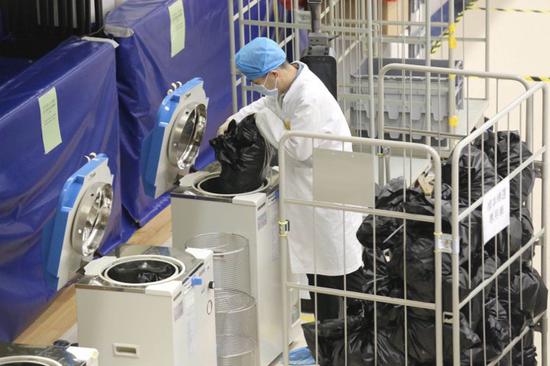 内地核酸检测支援队队员在“火眼实验室”辛勤工作 图源:点新闻