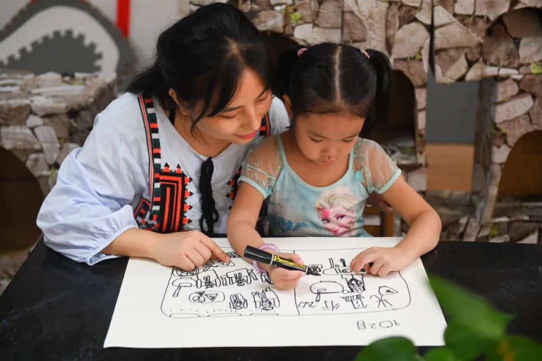 在长沙市岳麓幼儿教育集团第二幼儿园，老师指导小朋友进行食谱绘画 陈泽国 摄
