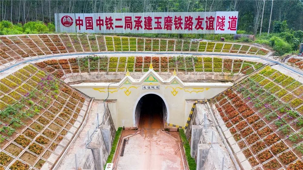 这条跨国铁路隧道终于通了!历时1543天