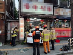 韩国一家中国食品商店被汽车冲撞