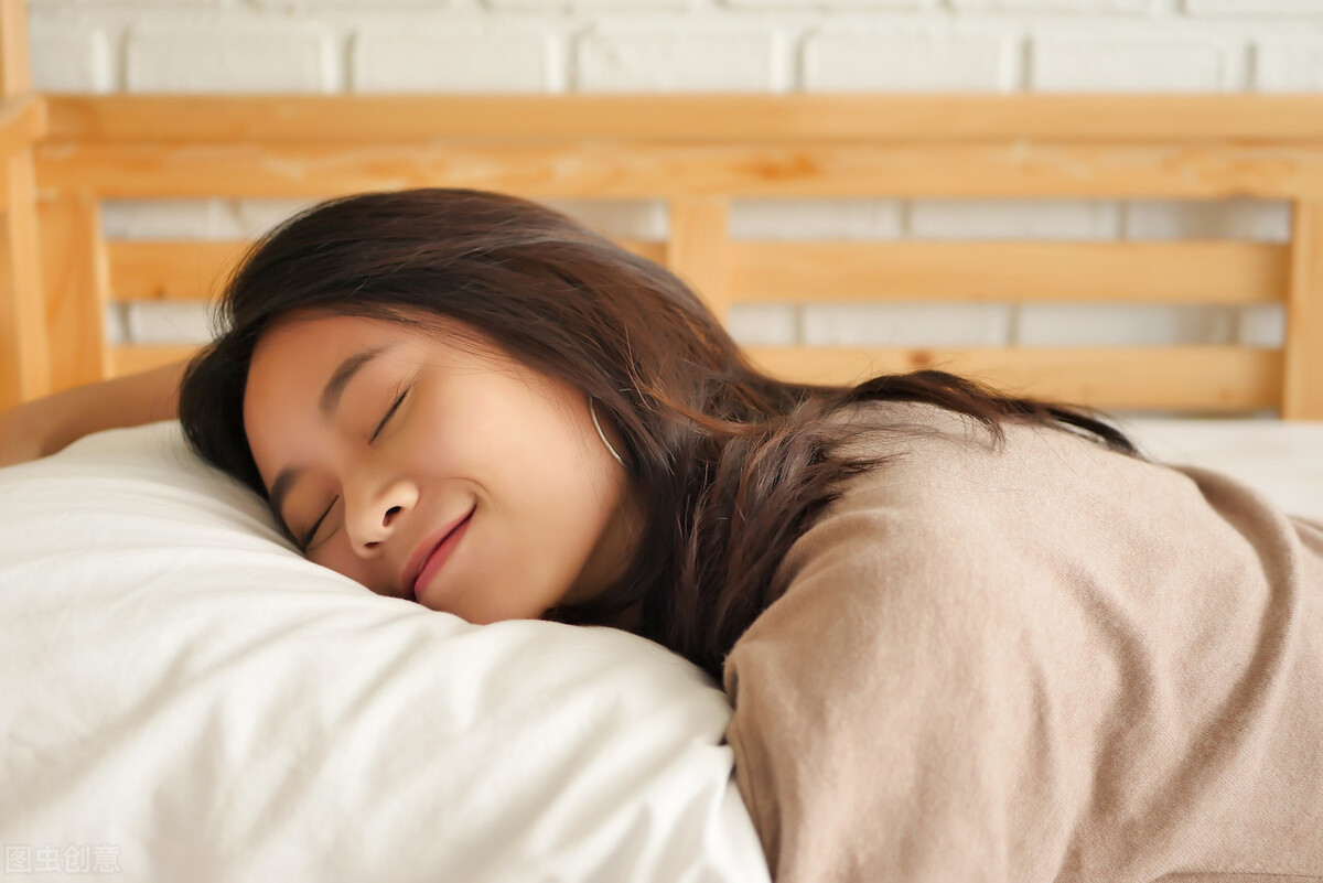 睡眠不足和过度，可能并存，身上有这些迹象，提醒你该按时起床了