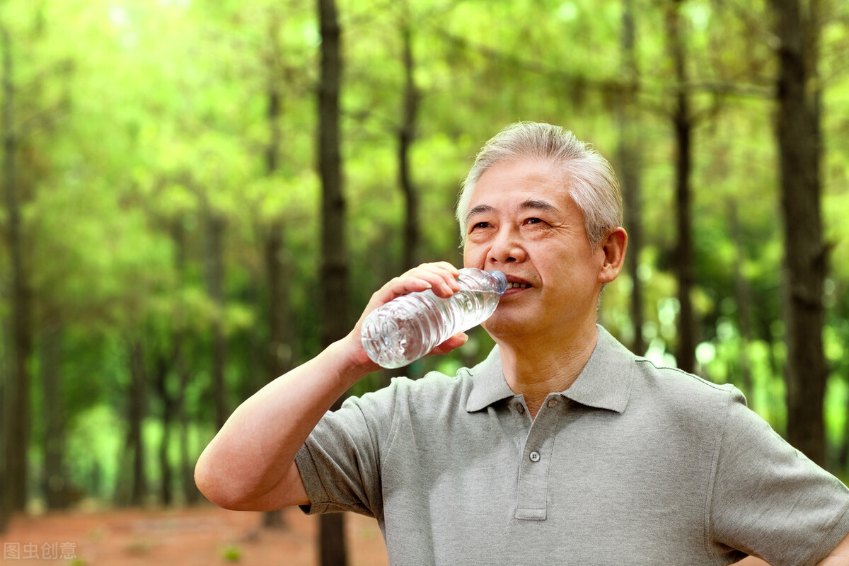 老年人应该多喝水?喝水不足有何危害?该如何正确地喝?一一为你解答